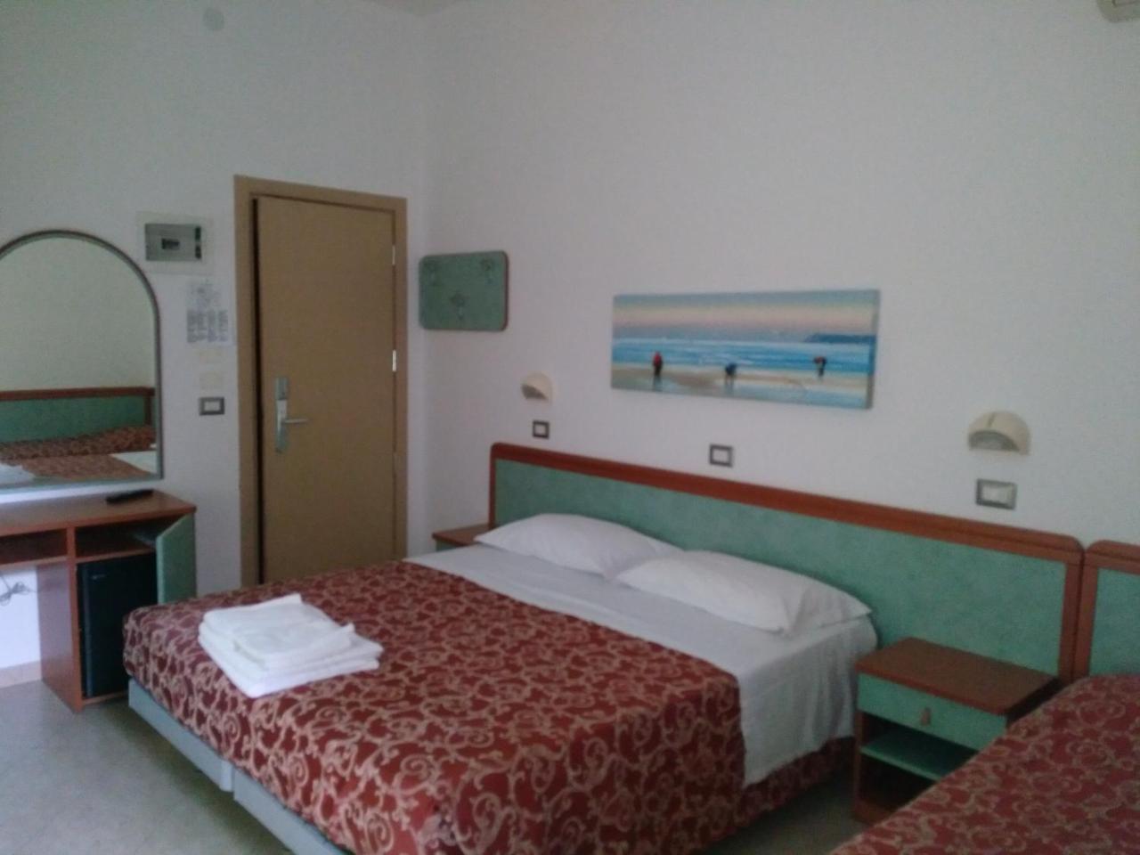 Hotel Ivana Misano Adriatico Esterno foto